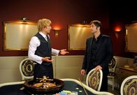 Rote Rosen – ARD ROTE ROSEN FOLGE 1088 Uhr im ERSTEN. Mick (Tobias Rosen, l.) entscheidet sich für den Job bei Falk (Guido Broscheit, r.) im Casino.
