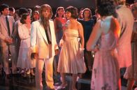 Teen Wolf – Scott Howard (Michael J. Fox) hat noch nicht unter Kontrolle wann er sich verwandelt. Auf dem Schulball wird er von seinen Mitschülern dafür ausgelacht und ausgegrenzt.
