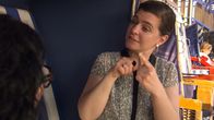 Sehen statt Hören – Moderatorin Christine Weinmeister.