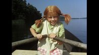 Astrid Lindgren:: Pippi Langstrumpf – Pippi (Inger Nilsson) lenkt den Kahn auf die Insel zu.
