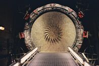 Stargate – Während einer Mission wird das Team von den Goa'Uld attackiert. O'Neill, Carter und Daniel schaffen es gerade noch rechtzeitig, sich durch das Sternentor zu retten. Nur Teal'c geht irgendwo im Raum verloren ...