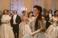 Sisi – Sisi (Dominique Devenport) freut sich über das Wiedersehen mit Kaiser Franz auf dessen Geburtstagsball.