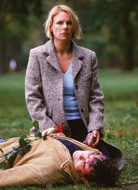 Hinter Gittern - Der Frauenknast – Anna (Bettina Kramer), die Lutz (Dirk Schoeron) mit einem Stein erschlagen hat, steht unter Schock.