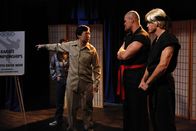 Community – Chang (Ken Jeong, l.) ergattert eine Rolle in einer Schulaufführung von "Karate Kid", doch der Regisseur hat es ganz schön auf ihn abgesehen ...