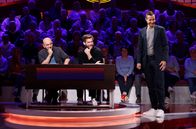 Wer weiß denn sowas? – Moderator Kai Pflaume (r.) mit Rateteam-Kapitän Bernhard Hoëcker (l.) und dem Schauspieler Ken Duken (M.).