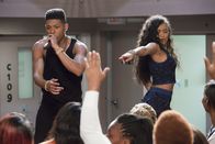 Empire – Cookie macht das ihrer alten Knastfreundin Pepper gegebene Versprechen wahr und organisiert im Wallace-Gefängnis einen Auftritt von Laura (Jamila Velazquez, r.) und Hakeem (Bryshere Y. Gray, l.), wobei schwere Erinnerungen und Gefühle in ihr hochkommen.
