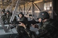 Californian Commando – Van (Kian Lawley, r.) ist sich seiner Sache sicher und bereitet sich auf den scharfen Schuss vor. Dabei macht sich bei Soukka (Elias Keranen, 2.v.r.) auf der nächsten Schießbahn und den anderen Kameraden zunehmend Unruhe breit.