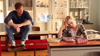 Der Lehrer – Maxi (Kyra Kahre) ist in einer Kölner Brennpunktgegend aufgewachsen und gilt als unbeschulbar. Vollmer (Hendrik Duryn) versucht ihr die Schule wieder etwas näher zu bringen.
