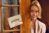 Wilsberg – Die reiche und geistig verwirrte Hanni Haffner (Gudrun Gundelach) sucht Hilfe bei Wilsberg.