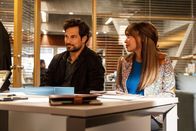 Wild Cards – Cole Ellis (Giacomo Gianniotti, l.); Max Mitchell (Vanessa Morgan, r.)