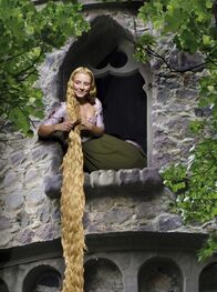 Rapunzel – Rapunzel (Luisa Wietzorek) sitzt im Fenster ihres Turms und kämmt ihr blondes Haar.