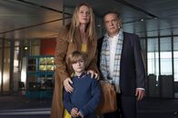 Der letzte Bulle – Sind keineswegs die perfekte Familie, die sie der Öffentlichkeit präsentieren: Prof. Dr. Hagen Schumann (Jockel Tschiersch, r.), seine Gattin Eva (Dana Geissler, l.) und Adoptivsohn Timo (Maurizio Magno, M.) ...