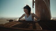 Fall – Becky (Grace Caroline Currey) muss in luftigen Höhen ums Überleben kämpfen.