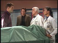 Diagnose: Mord – (V.l.n.r.) Amanda (Victoria Rowell), Mark (Dick Van Dyke) und Steve (Barry Van Dyke) bitten Jeff, seinen Bruder Jim zu identifizieren, der beim Surfen ums Leben gekommen ist.