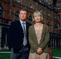 Inspector Barnaby – Inspector Barnaby (John Nettles) ist mit seiner Frau Joyce (Jane Wymark) eigentlich aus privaten Gründen nach Midsomer Parva gekommen.