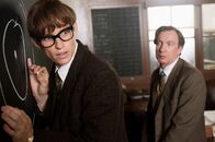 Die Entdeckung der Unendlichkeit – Der junge Stephen Hawking (Eddie Redmayne, l.) beeindruckt seinen Dozenten Dennis Sciama (David Thewlis, r.).