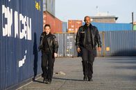 Großstadtrevier – Aus der Schein-Entführung wurde Ernst: Nina Sieveking (Wanda Perdelwitz, l.) und Lukas Petersen (Patrick Abozen, r.) suchen im Containerhafen nach den Entführungsopfern.