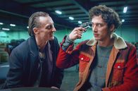 O Beautiful Night – Russisch Roulette: der Tod (Marko Mandic, li.) und Juri (Noah Saavedra, re.)