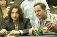Numb3rs - Die Logik des Verbrechens – Vor einem Casino wird der Student Yuri Chernov erschossen und da sich die Überfälle auf erfolgreiche Spieler in letzter Zeit gehäuft haben, vermutet das FBI einen Serientäter. Charlie (David Krumholtz, l.) und Larry (Peter MacNicol, r.) versuchen etwas herauszufinden ...