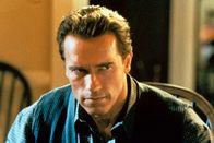 True Lies – Viele Jahre gelingt es dem Top-Agenten Harry Tasker (Arnold Schwarzenegger), sich als Computerhändler zu tarnen. Doch dann steht die Welt plötzlich kurz vor einem Nuklearkrieg ...