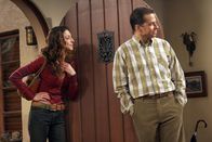 Two and a Half Men – Judith (Marin Hinkle, l.) und Alan (Jon Cryer, r.) können nicht fassen, dass Jake die amourösen Abenteuern von Charlie in der Schule erzählt hat ...