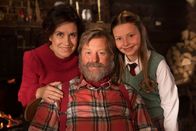All I Want For Christmas – Die zwölfjährige Lucia (Ella Testa Kusk, rechts) lebt mit ihrem Vater Julius (Martin Buch), dem dänischen Weihnachtsmann, und ihrer Mutter Claudia (Mia Lyhne, links) im Winterwunderwald in Grönland.