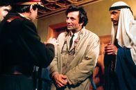 Columbo – Peter Falk (Insp. Columbo, mi.), Hector Elizondo (Hassan Salah, re.).