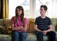 Young Sheldon – Missy Cooper (Raegan Revord, l.); Sheldon Cooper (Iain Armitage, r.)