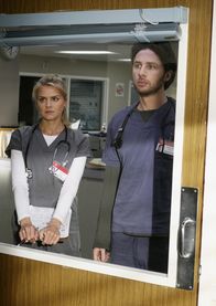 Scrubs - Die Anfänger – J.D. (Zach Braff, r.) nimmt Denise (Eliza Coupe, l.) unter seine Fittiche, und muss feststellen, dass sie nach wie vor sehr grob und kein bisschen mitfühlend ist ...