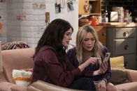 How I Met Your Father – Lori (Paget Brewster, l.); Sophie (Hilary Duff, r.)