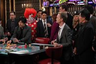 How I Met Your Mother – Da Barney (Neil Patrick Harris, 4.v.r.) nicht glaubt, dass seine Freunde einen legendären Junggesellenabschied für ihn zustande bringen - haben sich diese was ganz Besonderes einfallen lassen ...