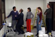 How I Met Your Mother – Ted beschließt, auf ein Date mit einer Frau zu gehen, ohne vorher einen Blick auf die Informationen zu werfen, die über sie im Internet stehen. Seine Freunde Robin (Cobie Smulders, M.), Barney (Neil Patrick Harris, 2.v.l.), Lily (Alyson Hannigan, 2.v.r.) und Marshall (Jason Segel, r.) mischen sich wieder einmal ein, was Kevin (Kal Penn, l.), den Therapeuten und Freund von Robin, zu einem vernichtenden Urteil bewegt ...