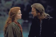 Dragonheart – Der Ritter Bowen (Dennis Quaid, r.) ahnt nicht, dass der redselige Feuerspucker, mit dem er sich angefreundet hat, eben jener ist, der den Prinzen einst rettete, und wie Bowen denkt dessen Seele verdorben hat. Erst die Rebellentochter Kara (Dina Meyer, l.) öffnet ihm die Augen ...
