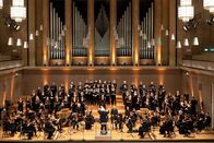 Sir Simon Rattle dirigiert die Matthäuspassion – Chor und Symphonieorchester des Bayerischen Rundfunks erweisen sich abermals als höchst flexible Klangkörper mit herausragenden Solisten.