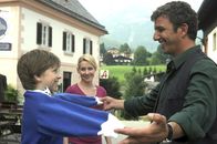 Der Bergdoktor – Martin (Hans Sigl, r.) schenkt Jonas (Fabian Elias Huber, l.) sein altes Torwart-Trikot. Jonas strahlt (mi.: Natalie O’Hara).