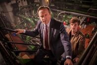 Inspector Barnaby – Barnaby (Neil Dudgeon, l.) und Nelson (Gwilym Lee, r.) durchsuchen die alte Keksfabrik nach Hinweisen auf den Mord.