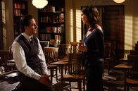 Gilmore Girls – Lorelai (Lauren Graham, r.) trifft auf Max (Scott Cohen, l.) und ein Kuss zwischen den beiden bringt Lorelai vollkommen durcheinander ...
