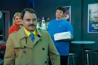 Tanken - mehr als Super – Georgs (Stefan Haschke, vorne) Schicht ist zu Ende. Jana (Christina Petersen) und Olaf (Daniel Zillmann) schauen ihm hinterher.