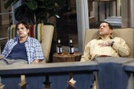 Two and a Half Men – Nachdem Walden (Ashton Kutcher, l.) sich wieder von Rose getrennt hat, muss nicht nur er, sondern auch Alan (Jon Cryer, r.) ihre Rache spüren ...