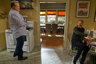 Modern Family – Eric Stonestreet (Cameron Tucker), Jesse Tyler Ferguson (Mitchell Pritchett).
