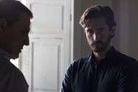 Tod in Sevilla – Yacub (Alberto San Juan, l.) und Kommissar Falcón (Juan Diego Botto, r.) sind schockiert, als sie erfahren, dass Yacubs Sohn von Islamisten radikalisiert worden ist.