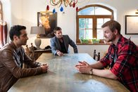 Die Rosenheim-Cops – Die Kommissare Kaya (Baran Hêvî, l.) und Hansen (Igor Jeftić, M.) befragen den Assistenten des Opfers, Gabriel Schneider (Stefan Mascheck, r.), zum Streit zwischen seinem Chef und einem Kunden.