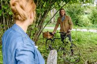 Sturm der Liebe – Rebecca (Julia Alice Ludwig, l.) und William (Alexander Milz, r.) entdecken Fabiens Fahrrad im Gebüsch.