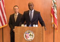 Bosch – L-R: Mayor Hector Ramos (Yancey Arias), Irvin Irving (Lance Reddick)