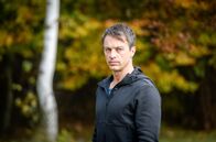 Sturm der Liebe – Robert (Lorenzo Patané) versetzt es einen Stich ins Herz, als er Lia zusammen mit Erik sieht.