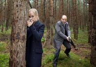 Hauptstadtrevier – Julia Klug (Friederike Kempter) und Johannes Sonntag (Matthias Klimsa) nähern sich vorsichtig einer gefährlichen Situation im Stadtwald.