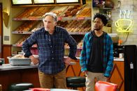 Superior Donuts – Die Rassismus-Frage sorgt sogar zwischen Arthur (Judd Hirsch, l.) und Franco (Jermaine Fowler, r.) für einige Unstimmigkeiten ...