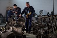 Mayday - Alarm im Cockpit – REENACTMENT - Der Ermittler vor Ort (gespielt von Drew Zaren) identifiziert ein Wrackteil vom Absturz des Fluges 981 von Fly Dubai, das der Ermittlungsassistent vor Ort dokumentieren soll. (Cineflix 2021/Darren Goldstein)