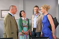 Die Rosenheim-Cops – Polizeichef Achtziger (Alexander Duda, l.) und Sekretärin Stockl (Marisa Burger, 2.v.l.) bezweifeln, dass die Garmischer Kollegen Anton (Thomas Unger, 2.v.r.) und Claudia Wölk (Franziska Schlattner, r.) in den Mordfall verwickelt sind. Honorarfrei - nur für diese Sendung bei Nennung ZDF und Christian A. Rieger - klick