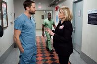 New Amsterdam – Dr. Max Goodwin (Ryan Eggold) und Karen Brantley (Debra Monk) Die Verwendung des sendungsbezogenen Materials ist nur mit dem Hinweis und Verlinkung auf TVNOW gestattet.
